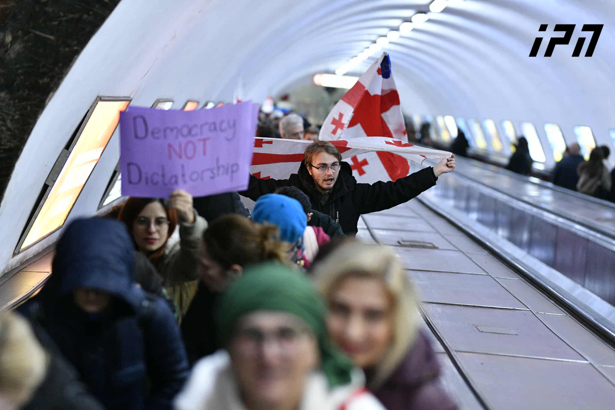 მეტროსადგურ „ავლაბართან“ შეკრებილი მოქალაქეები, რომლებიც საპროტესტო მსვლელობით პარლამენტთან უნდა წასულიყვნენ, მეტროს საშუალებით „მარჯანიშვილისკენ“ მიემართებიან