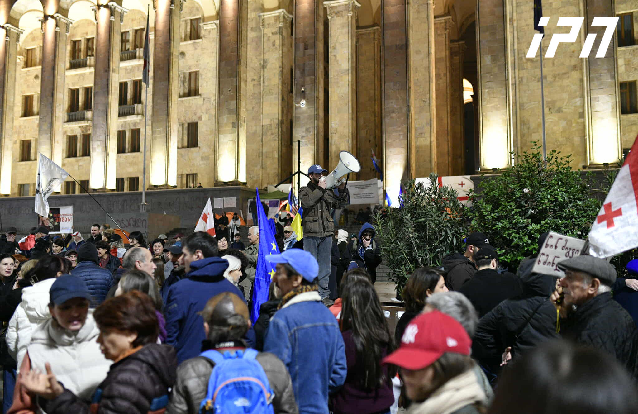 საპროტესტო მსვლელობის მონაწილეები მეტროსადგურ „მარჯანიშვილიდან“ მარშით პარლამენტთან მივიდნენ - საკანონმდებლო ორგანოსთან აქცია განახლდა