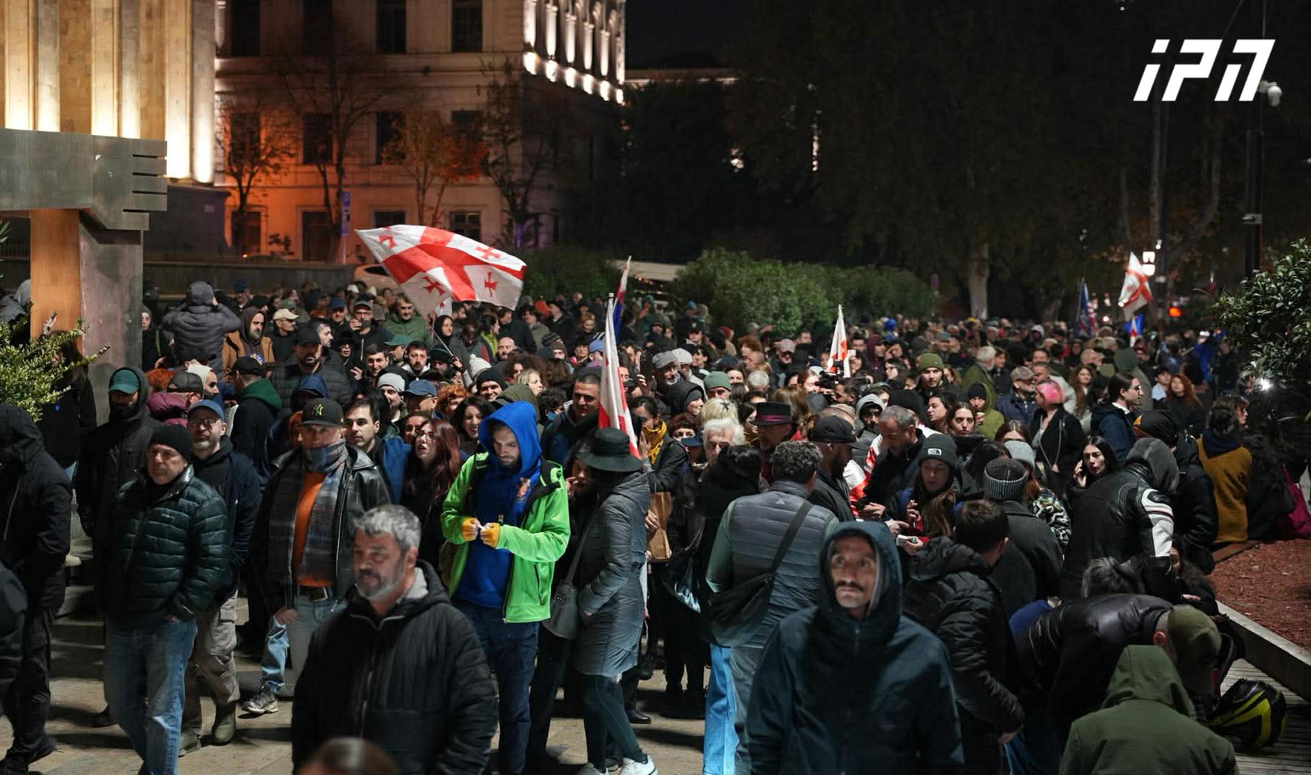 რუსთაველის გამზირზე შეკრებილი აქციის მონაწილეები საპროტესტო მსვლელობას მართავენ