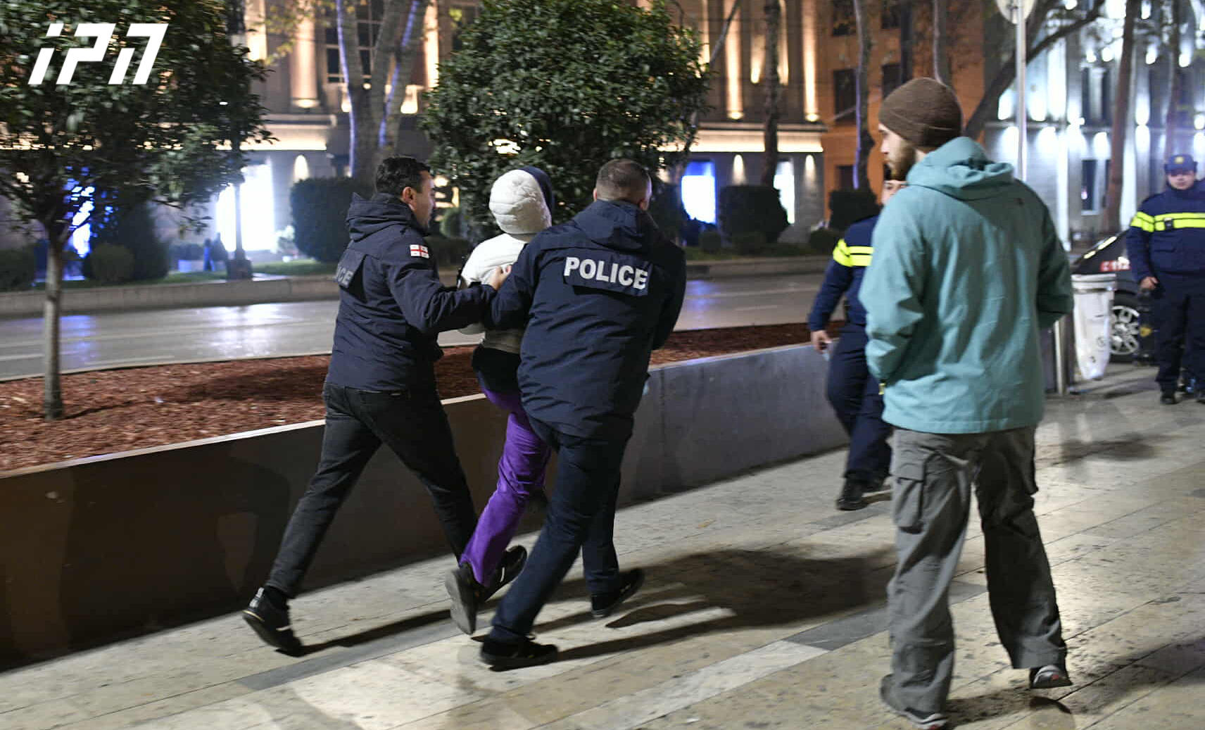 პარლამენტთან აქციის ერთი მონაწილე დააკავეს