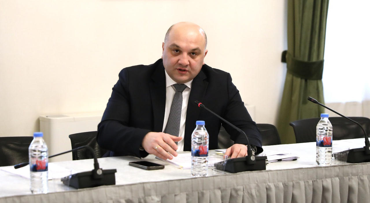 ალექსანდრე დარახველიძე - თუ წიწაკის სპრეი 16 წლის ზევით, 18 წლამდე ასაკის პირს ექნება, მის მიმართ გავრცელდება შესაბამისი რეგულაციები, ხოლო თუ 16 წლის ქვემოთ ბავშვის ხელში მოხვდება, მოვიძიებთ, ვინ გაყიდა და პასუხისმგებლობა მას დაეკისრება