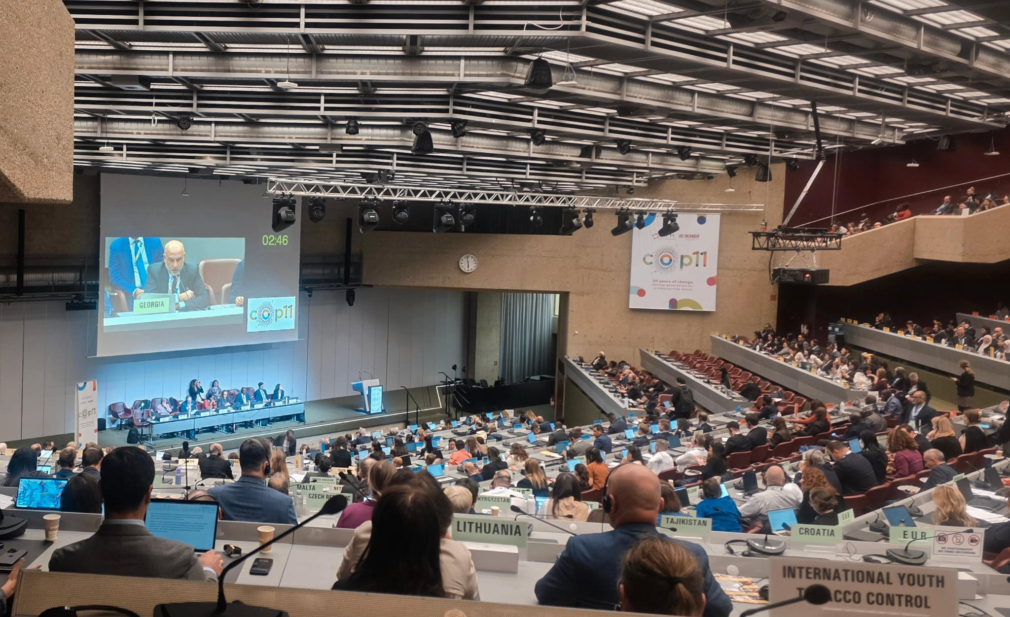 ჟენევაში, თამბაქოს კონტროლთან დაკავშირებულ კონფერენციაზე საქართველო „ბინძური საფერფლის“ მფლობელად დასახელდა, რა ტიტულიც იმ ქვეყნებს ენიჭებათ, სადაც შესაბამისი კუთხით უკან გადადგმული ნაბიჯები ფიქსირდება