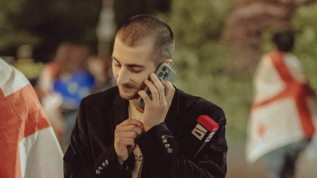 ჟურნალისტი გიორგი მამნიაშვილი პროცესზე - აქ რა მინდა, არ ვიცი, არანაირი სამართალდარღვევა არ ჩამიდენია - ცოტნე მირცხულავასა და ლუკა ჭოხონელიძის დაკავების კადრებს ვიღებდი, როცა გავიგონე ლაშა სალუქვაძის წამოძახილი: „ეგეც მიაყოლეთო“