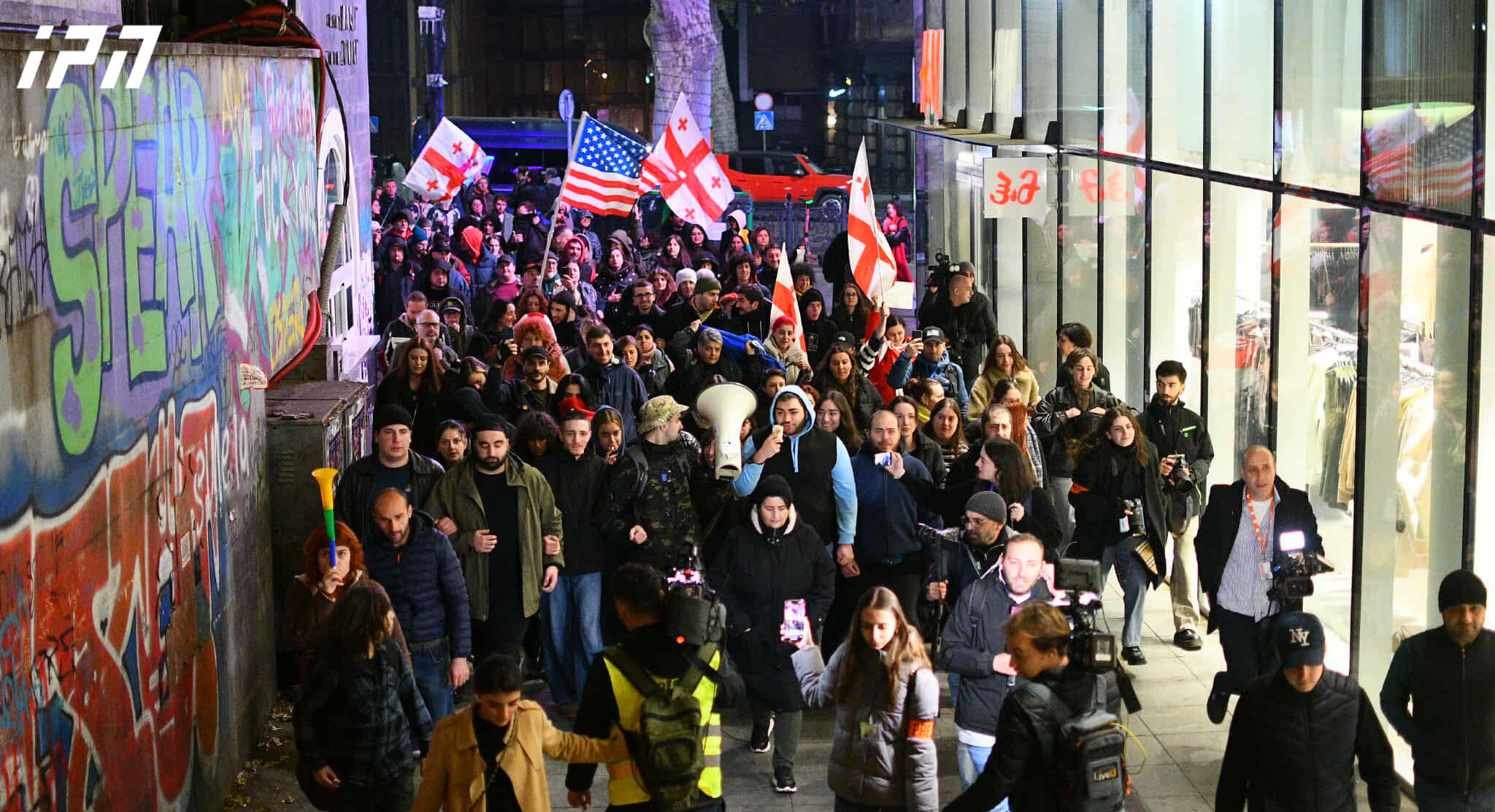 პარლამენტთან შეკრებილი მომიტინგეები მსვლელობას მართავენ