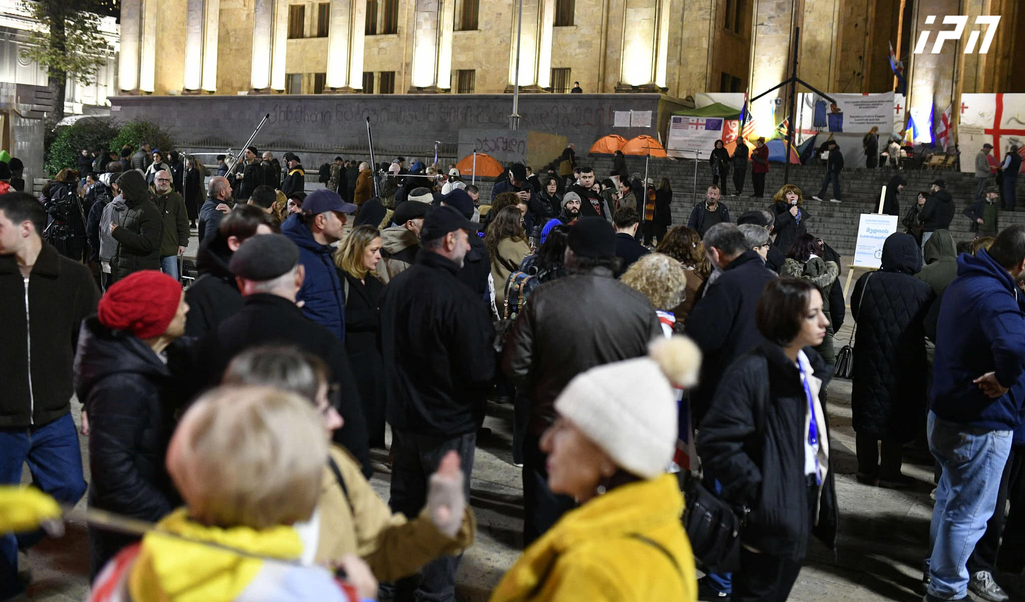 პარლამენტთან საპროტესტო აქცია მიმდინარეობს