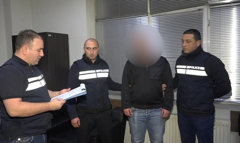 პოლიციამ თბილისში ორი პირის დაჭრაში ბრალდებული დააკავა