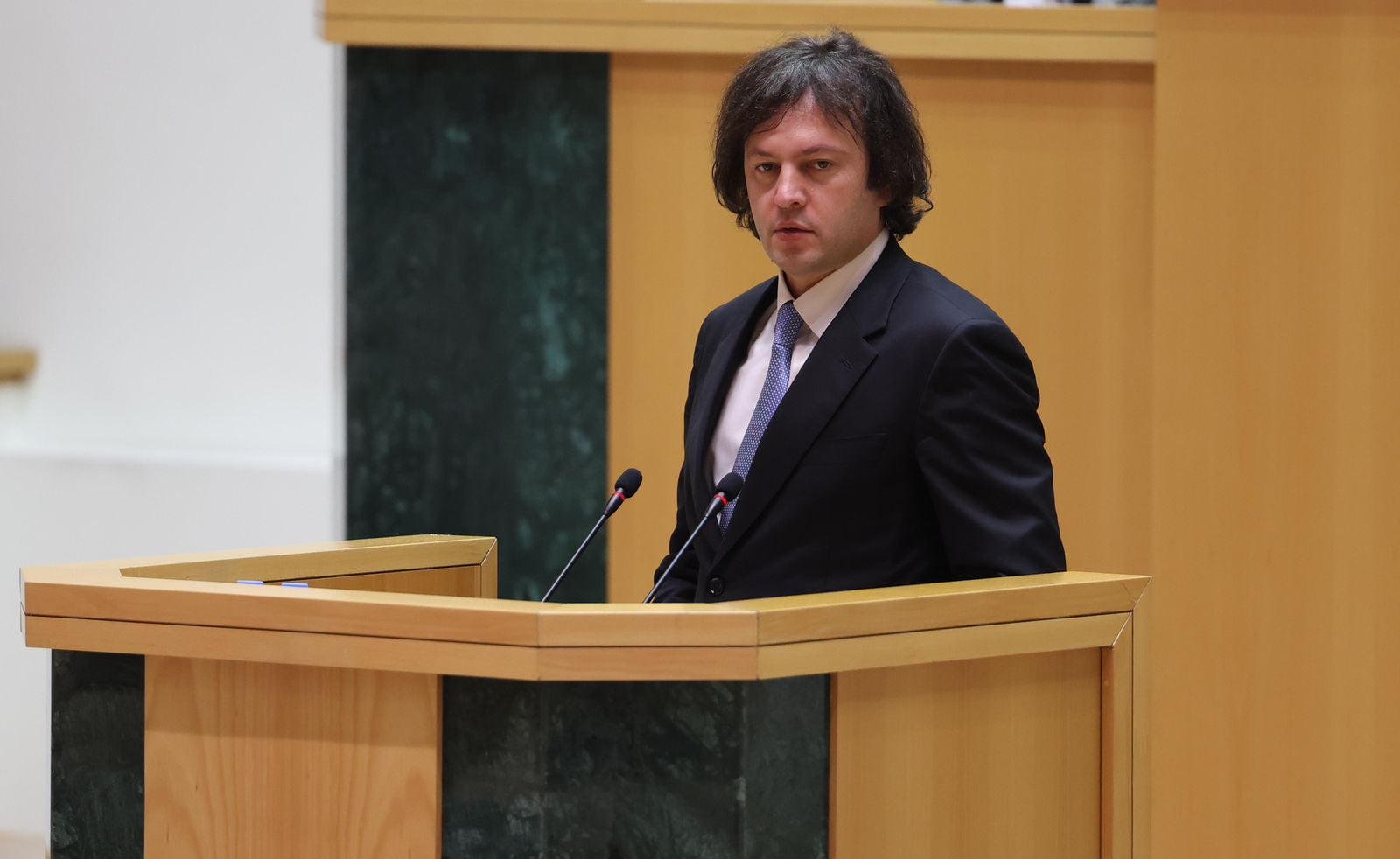 პრემიერი - კერძო სკოლებს შეეძლებათ შეინარჩუნონ 12-წლიანი სასწავლო პროგრამა, რაც შეეხებათ საჯარო სკოლებს, თუ ვინმეს ექნება სურვილი, გაიაროს მე-12 კლასი, რომ განაგრძოს სწავლა საზღვარგარეთ, ამისთვის სპეცკლასები შეიქმნება