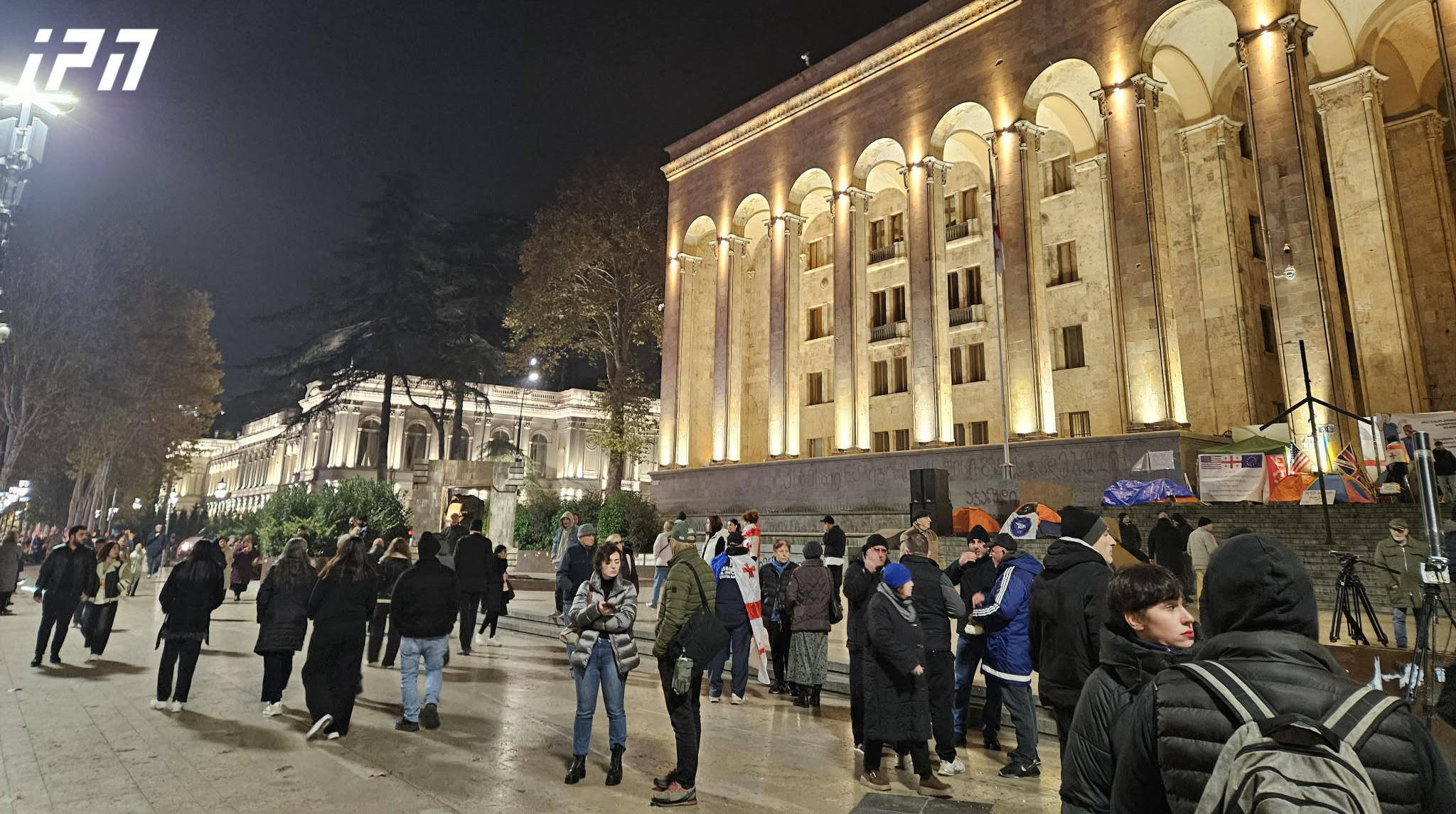 პარლამენტთან მოქალაქეები იკრიბებიან - ტერიტორიაზე პოლიციაა მობილიზებული