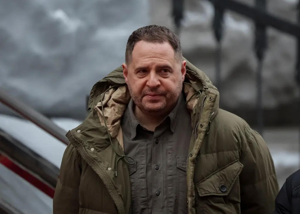 ანდრეი ერმაკი აცხადებს, რომ ფრონტის ხაზზე მიდის