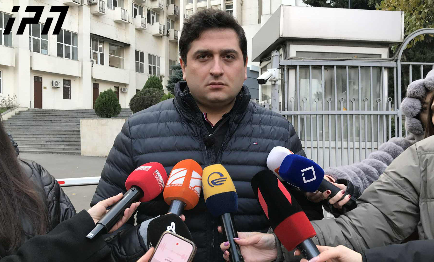 Адвокат – По заявлению Алеко Элисашвили, деяние он совершил в знак протеста против несправедливого суда, единственное, о чем он жалеет, это о том, что ему не хватило нескольких секунд, чтобы довести дело до конца