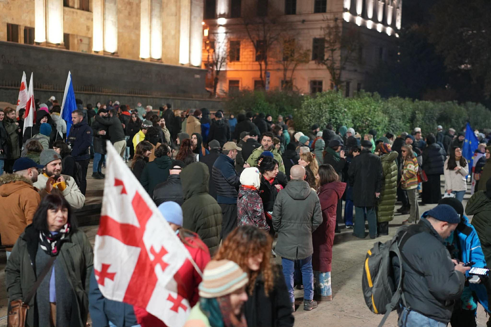 პარლამენტთან საპროტესტო აქცია მიმდინარეობს