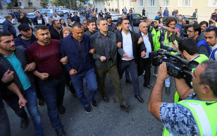 აზერბაიჯანის პოლიციამ ოპოზიციური პარტიის ლიდერის, ალი ქარიმლის სახლში ჩხრეკა ჩაატარა - დაკავებულები არიან ოპოზიციონერები