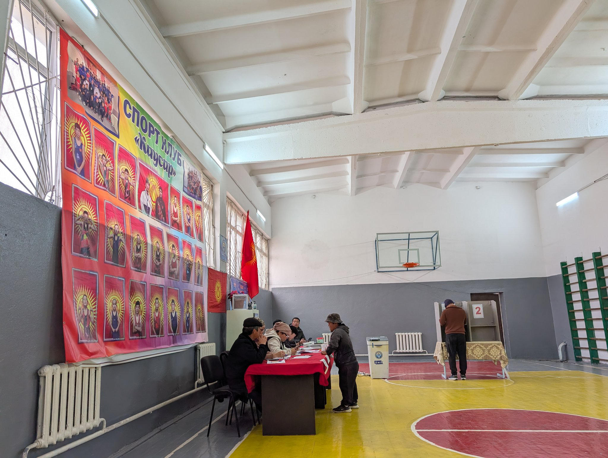 ნიკოლოზ სამხარაძე  ყირგიზეთის საპარლამენტო არჩევნების მიმდინარეობას აკვირდებოდა