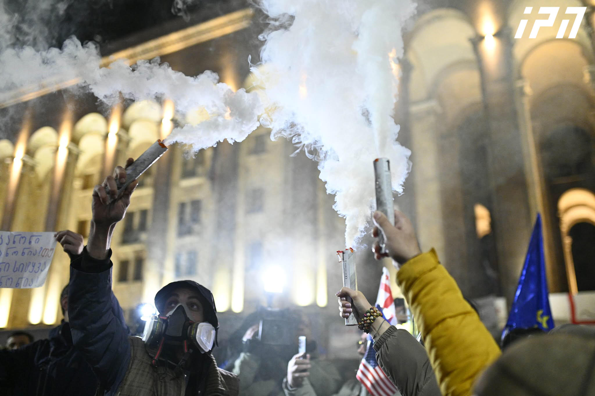 პარლამენტთან აქციის მონაწილეებმა სიმბოლურად ფერადი კვამლი გაუშვეს ლოზუნგით: „ჩვენ მოგვწამლეს”, რის შემდეგაც მსვლელობას მართავენ