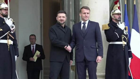 ელისეს სასახლეში ემანუელ მაკრონსა და ვოლოდიმირ ზელენსკის შორის შეხვედრა მიმდინარეობს