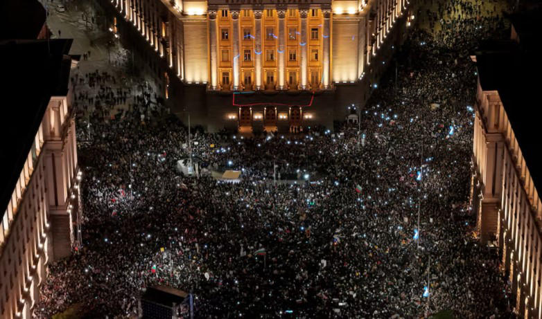 Reuters - ბულგარეთში, 2026 წლის ბიუჯეტის პროექტის წინააღმდეგ გამართულ საპროტესტო აქციაზე, დემონსტრანტებსა და სამართალდამცველებს შორის შეტაკებები მოხდა