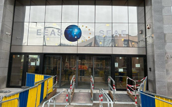 Euractiv - პოლიციამ ევროკავშირის საგარეო ქმედებათა სამსახურსა და ევროპის კოლეჯში ჩხრეკა ჩაატარა, დაკავებულია სამი ადამიანი