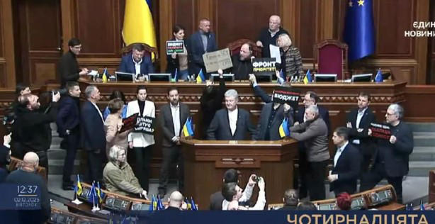 „ევროპული სოლიდარობის“ პარტიამ მთავრობის გადადგომისა და ვოლოდიმირ ზელენსკისთან შეხვედრის მოთხოვნით რადას ტრიბუნა დაბლოკა