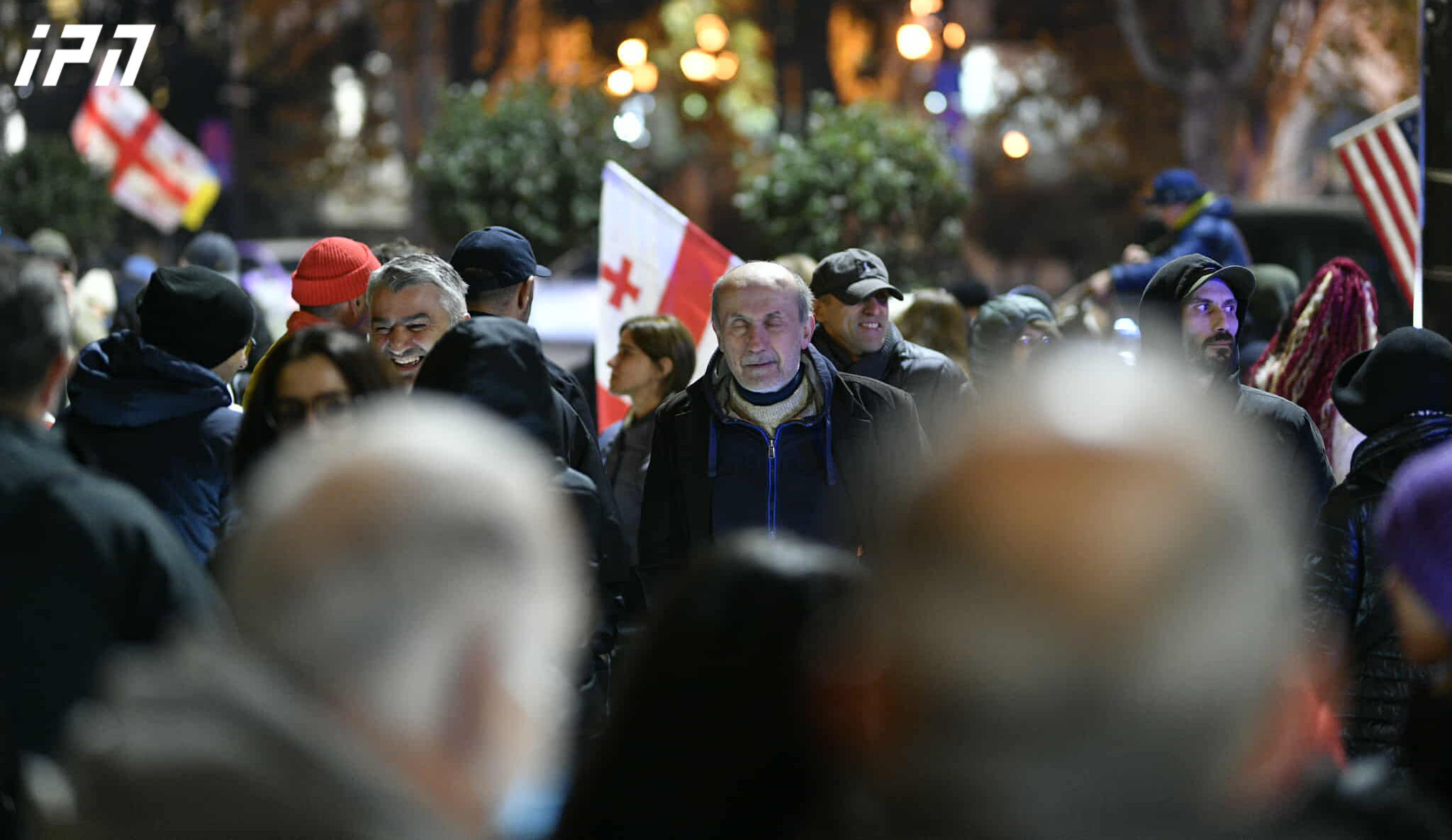 აქციის მონაწილეები რუსთაველის გამზირზე მსვლელობას მართავენ