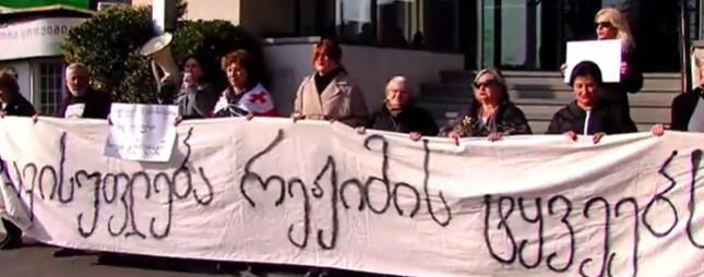 „საჯარო მოხელეებო, გამოფხიზლდით, თავისუფლება რეჟიმის ტყვეებს“ - ამ ლოზუნგით ჯანდაცვის სამინისტროსთან აქცია გაიმართა