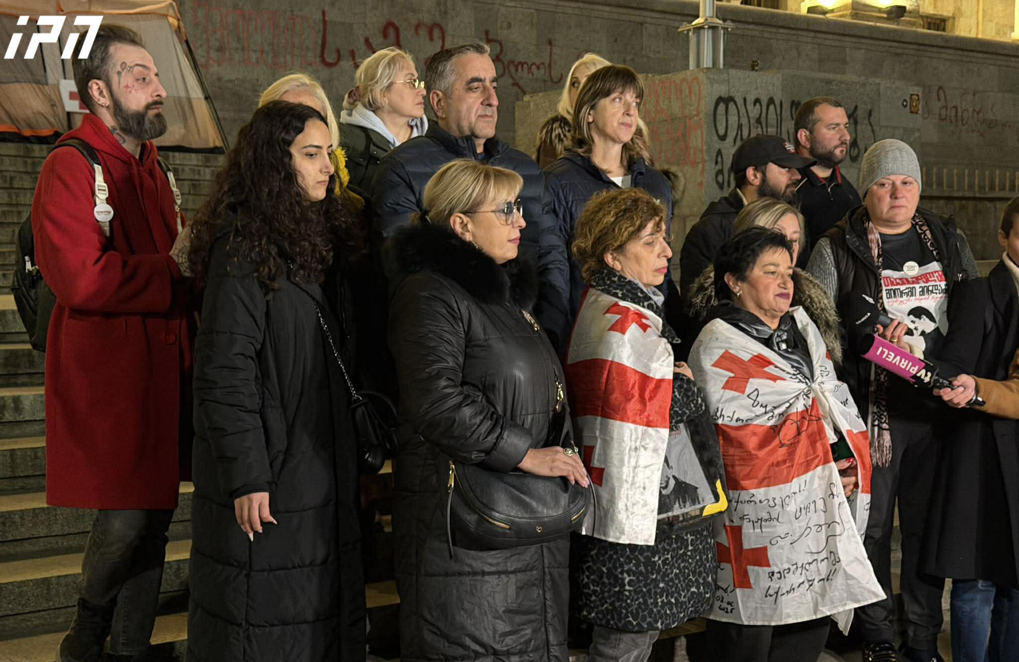 აქციებზე დაკავებულთა მშობლები ხელისუფლებას მოუწოდებენ გაასაჯაროოს, რა ქიმიური ნივთიერება გააზავეს აქციების დარბევის დროს წყლის ჭავლში - ამავე მოთხოვნით, მათ ხვალ, ფილარმონიასთან აქცია დააანონსეს