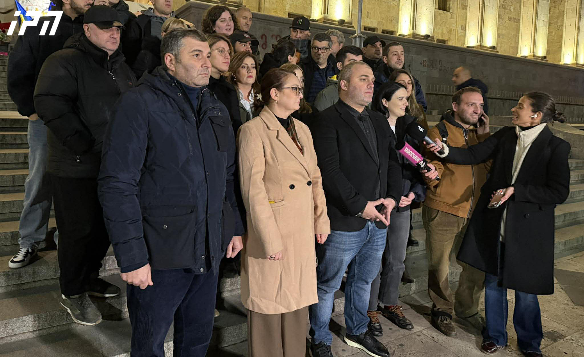 თენგო თევზაძე - ირაკლი კობახიძემ დღეს ღიად აღიარა, რომ ქართველი ხალხის წინააღმდეგ გამოიყენეს ქიმიური იარაღი - აუცილებელია, რომ ხვალ, ფილარმონიასთან ძალიან ბევრი ვიყოთ და ერთად მოვითხოვოთ საერთაშორისო გამოძიება