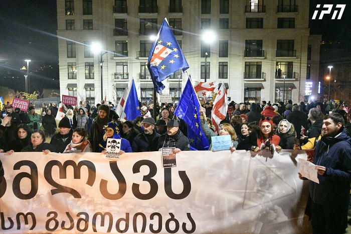 მომიტინგეები მთავრობის ადმინისტრაციასთან მივიდნენ - ისმის შეძახილები: „რუსებო“