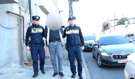 შსს - პოლიციამ თბილისში უკანონო ცეცხლსასროლი იარაღები და საბრძოლო მასალა ამოიღო - დაკავებულია ერთი პირი