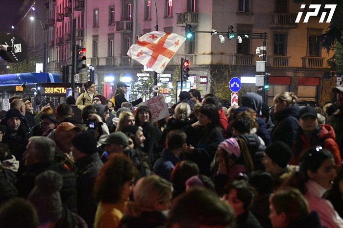 დევიზით - “რეჟიმი გვწამლავს, ჩატარდეს საერთაშორისო გამოძიება" საპროტესტო აქცია-მსვლელობა მიმდინარეობს