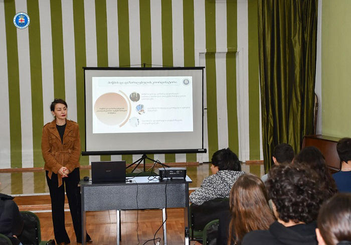 ქუთაისის რაიონული პროკურატურის პროკურორებმა, ქალთა მიმართ ძალადობის წინააღმდეგ ბრძოლის კამპანიის ფარგლებში, ქუთაისის N3-ე საჯარო სკოლის მოსწავლეებთან და მასწავლებლებთან საინფორმაციო შეხვედრა გამართეს