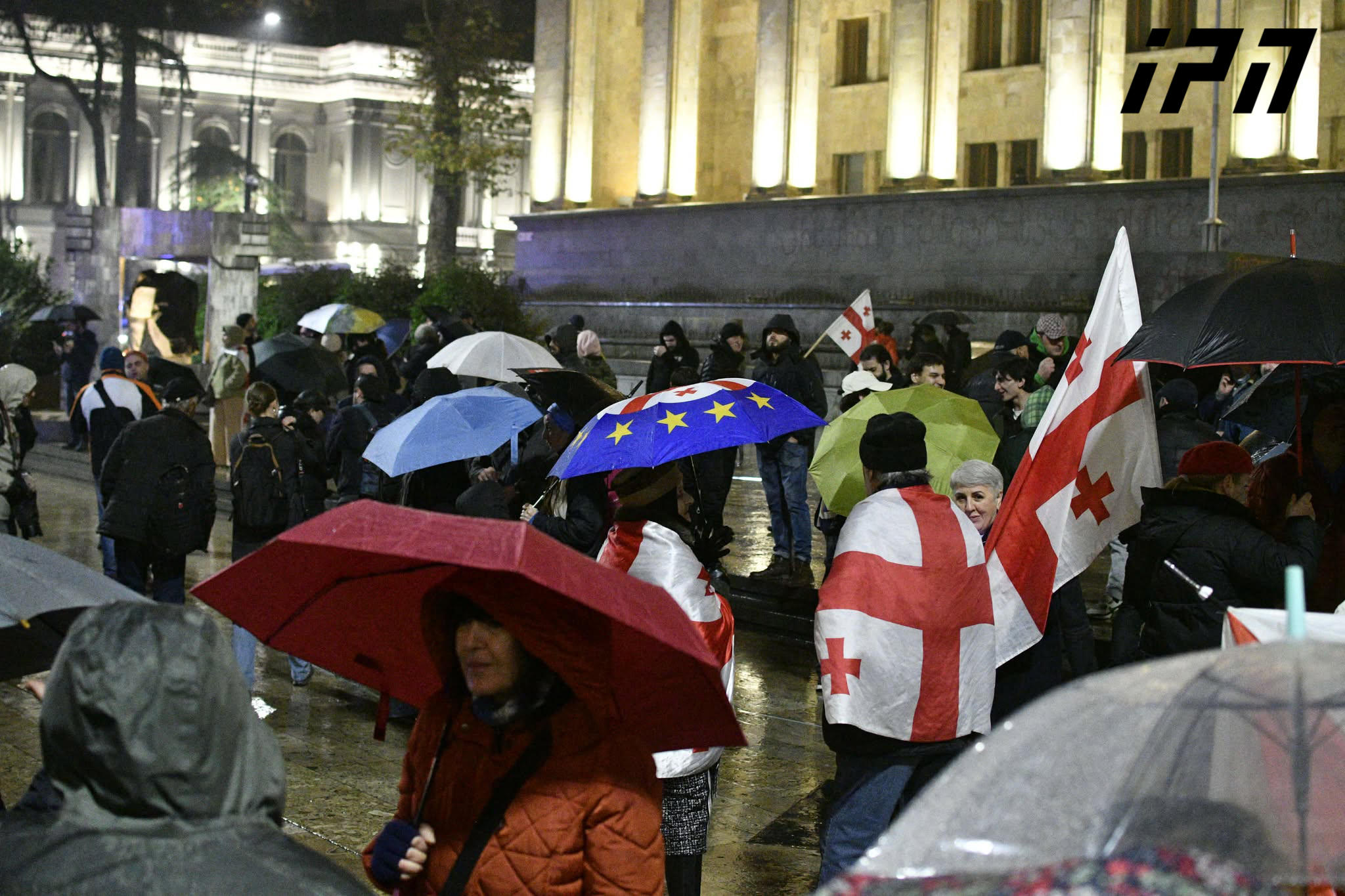 პარლამენტთან საპროტესტო აქცია მიმდინარეობს
