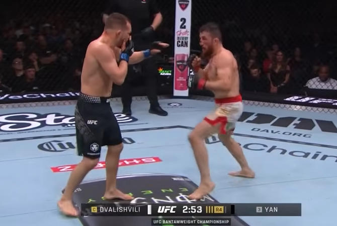 მერაბ დვალიშვილი მეოთხე სატიტულო დაცვაში დამარცხდა და UFC-ის საჩემპიონო ქამარი დაკარგა