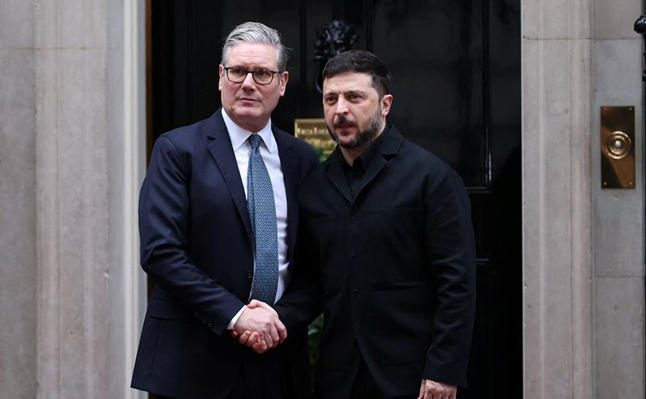 ვოლოდიმირ ზელენსკი, ემანუელ მაკრონი და ფრიდრიხ მერცი დაუნინგ სტრიტზე მივიდნენ