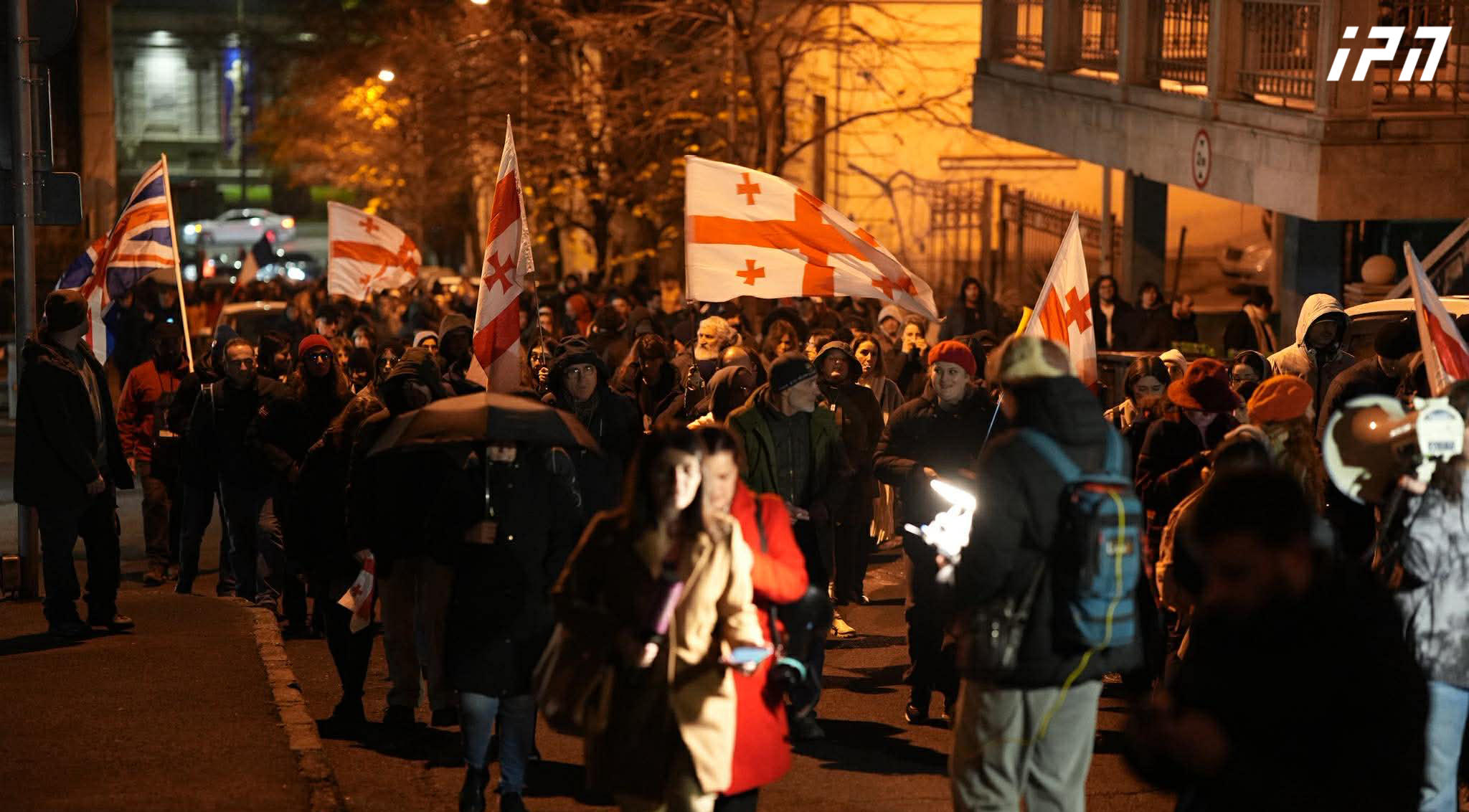 რუსთაველის გამზირზე შეკრებილი აქციის მონაწილეები მსვლელობას მართავენ