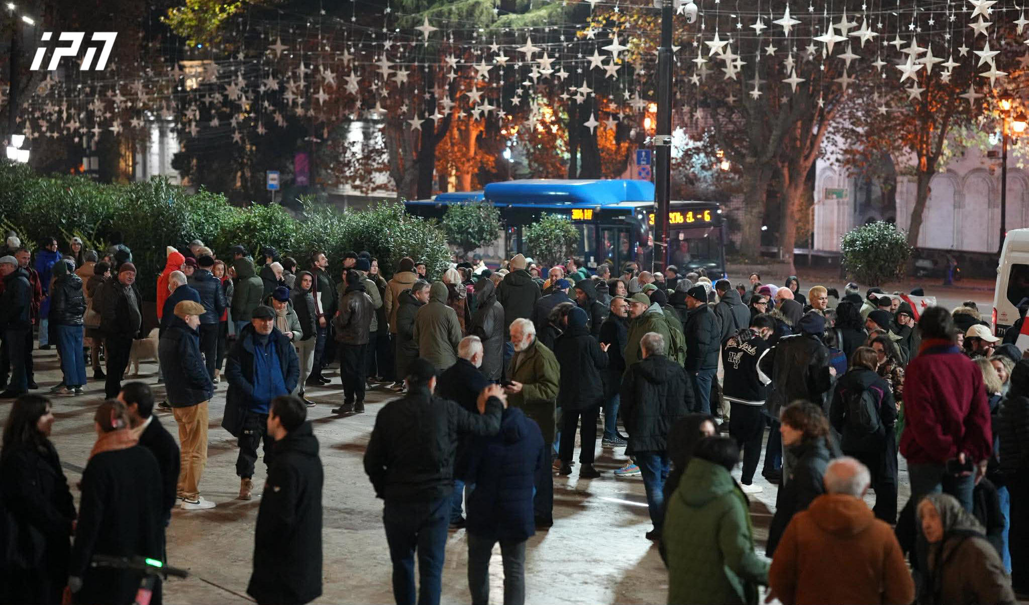 საპროტესტო მსვლელობის მონაწილეები პარლამენტთან დაბრუნდნენ