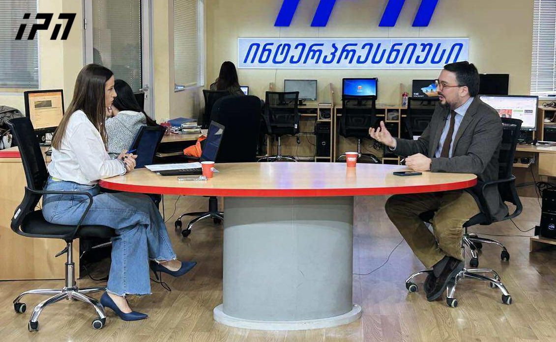 თაზო დათუნაშვილი - ძველი თბილისური გამოთქმაა: „სამი კაციც ბანდააო“ და ესეც დასჯადი ხდება - ამბობენ, „50 აკაცუკი არავის აინტერესებს“, „რაც უნდათ ის ქნანო“ და პარალელურად, ტროტუარზე დგომასაც უზღუდავენ - ისტერიული, პანიკური შიში აქვთ, სხვა ახსნა არ აქვს