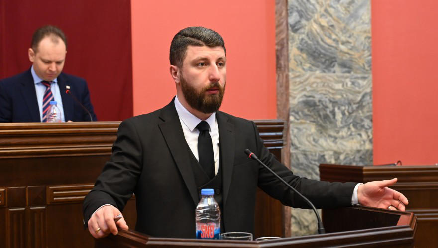 არჩილ გორდულაძე გიგა ფარულავას - მოგიწოდებთ, დაუკვირდეთ ლექსიკას, რასაც იყენებთ! - არ დავუშვებ, ამ დარბაზში ასეთი ლექსიკით ისაუბროთ! გაუფრთხილდით ტონსა და სიტყვები შეარჩიეთ!