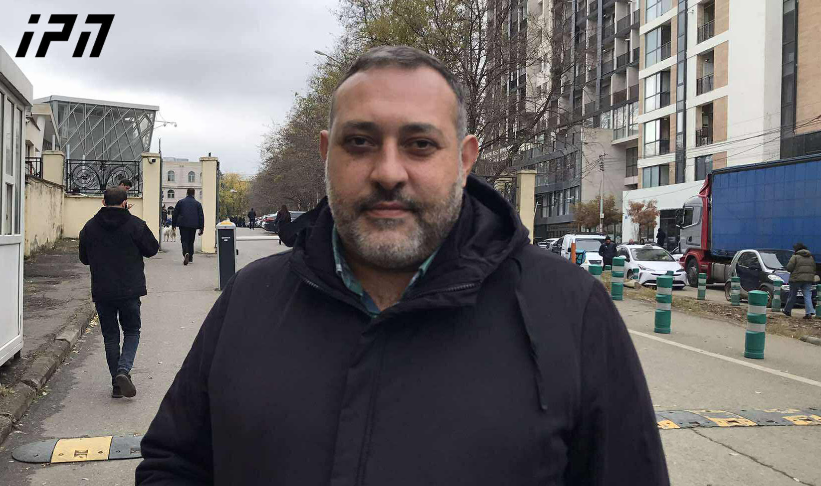 4 ოქტომბრის მოვლენებზე დაკავებული სულხან ტუღუშის ადვოკატი - ჩვენს  მტკიცებულებაში ჩანს, რომ ბრალდებული ეხმარება პოლიციელს, რომელიც უგონო მდგომარეობაშია და გამოჰყავს პრეზიდენტის სასახლის ეზოდან - პროკურატურის მტკიცებულებებში ეს კადრი ამოჭრილია