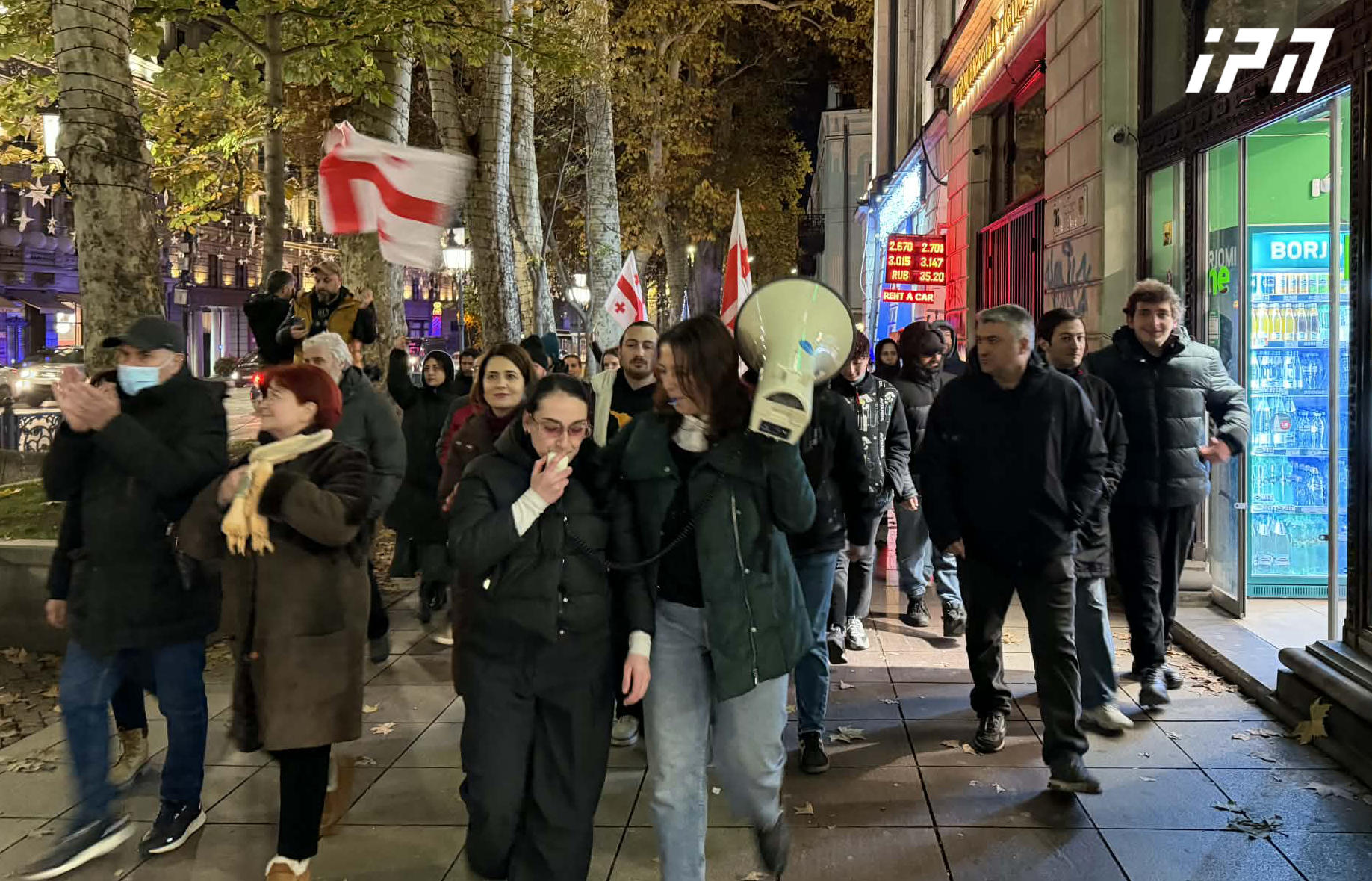 რუსთაველის გამზირზე შეკრებილი აქციის მონაწილეები მსვლელობას მართავენ