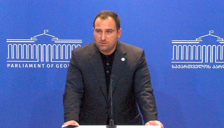 ირაკლი კირცხალია - ოპოზიციაში ტრაგიკომიკურ ჟანრს ვუყურებთ: შეიძლება, კაცის კვლა, დაწვა, გამოხატვის თავისუფლებაში შეიყვანონ - ლაზარე გრიგორიადისის „გაგმირება“ გვახსოვს, შემდეგ რა სცადა „ხანდაზმულმა ლაზარემ“, ელისაშვილს ვგულისხმობ, ისიც ვნახეთ