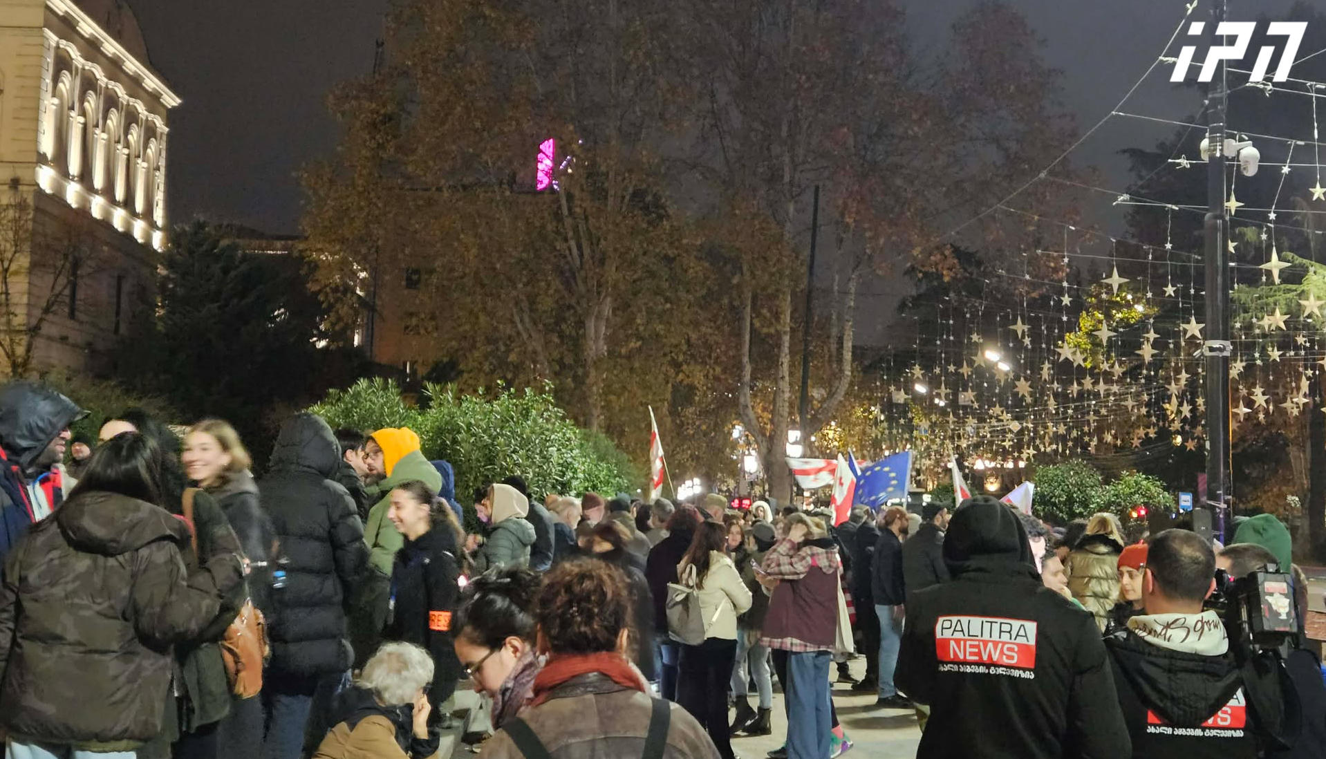 საპროტესტო მსვლელობის მონაწილეები პარლამენტთან დაბრუნდნენ