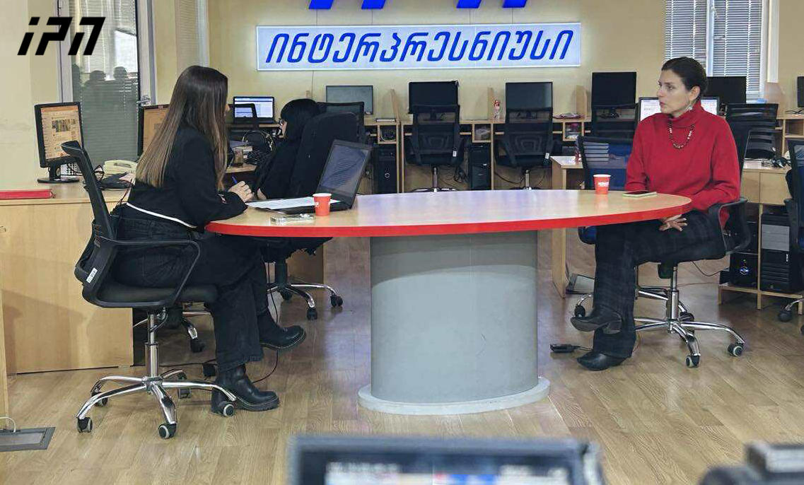 თეონა აქუბარდია - „სამთავრობო ქალაქის“ აშენების გეგმით ხელისუფლება გაურბის პროტესტს, ისე როგორც დამატებითი ფულის შოვნა სურს, რაც შეეხება ენგურს მიღმა საბაჟო ტერმინალის აშენებას, ეს მოსკოვთან ფარული გარიგებების ეჭვებს ზრდის