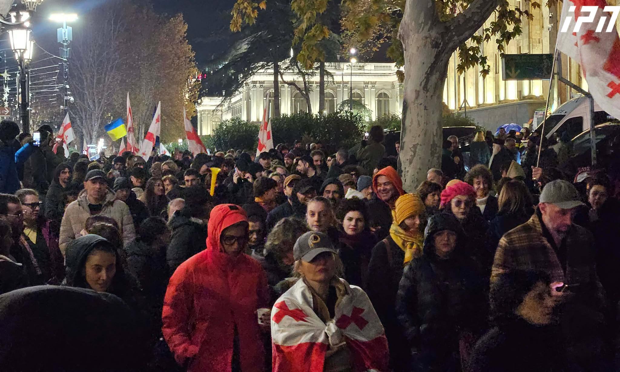 რუსთაველის გამზირზე შეკრებილი მოქალაქეები მსვლელობას მართავენ