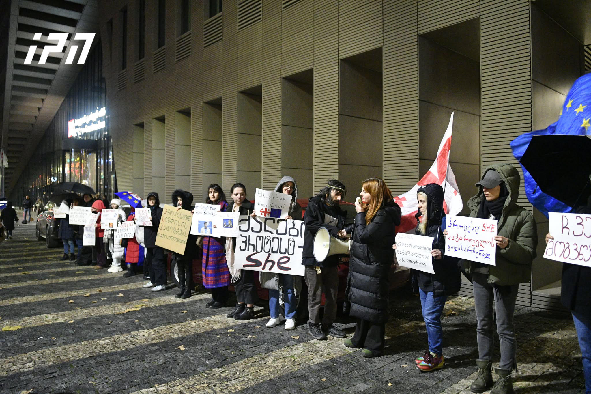 ევროკავშირის საელჩოსთან ქალების აქცია მიმდინარეობს