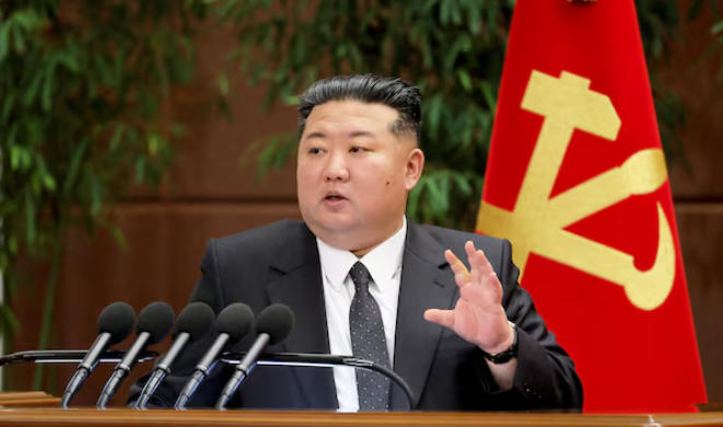 კიმ ჩენ ინი უკრაინის წინააღმდეგ ომში რუსეთის მხარეს მებრძოლი ჩრდილოეთ კორეელი ჯარისკაცების სამშობლოში დაბრუნების ცერემონიას დაესწრო