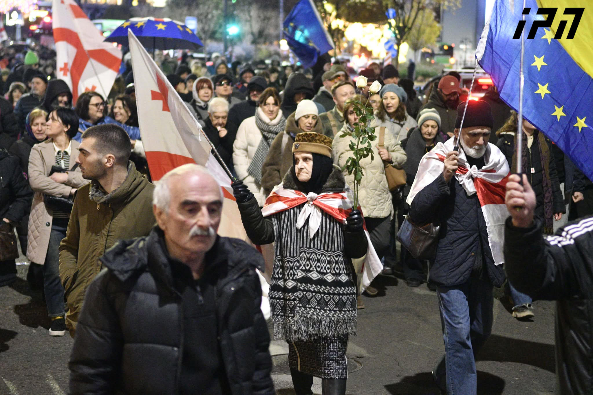ფილარმონიიდან პარლამენტისკენ საპროტესტო მსვლელობა მიმდინარეობს