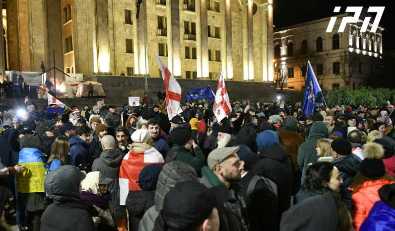 პარლამენტთან საპროტესტო აქცია მიმდინარეობს