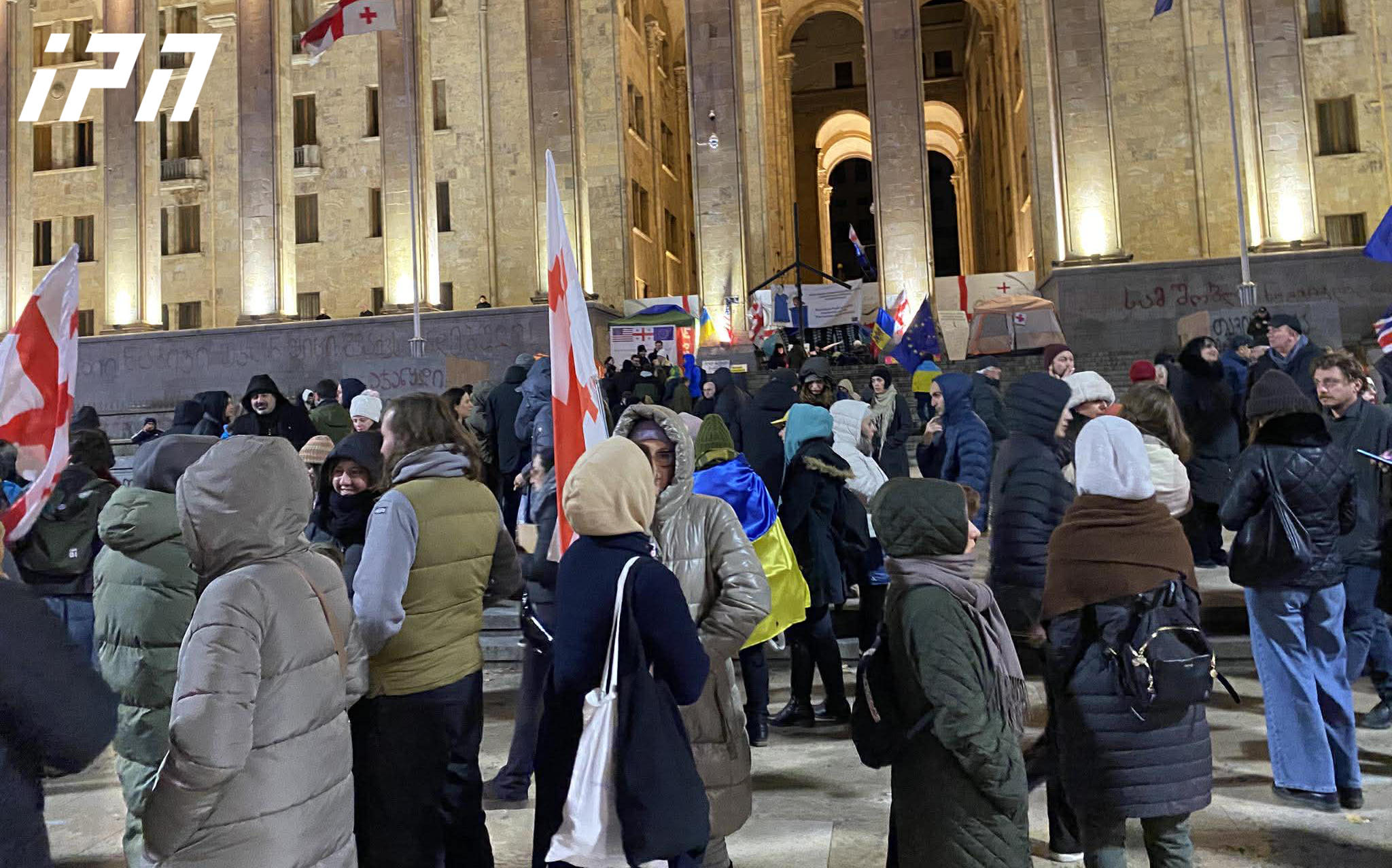 პარლამენტის წინ აქცია მიმდინარეობს