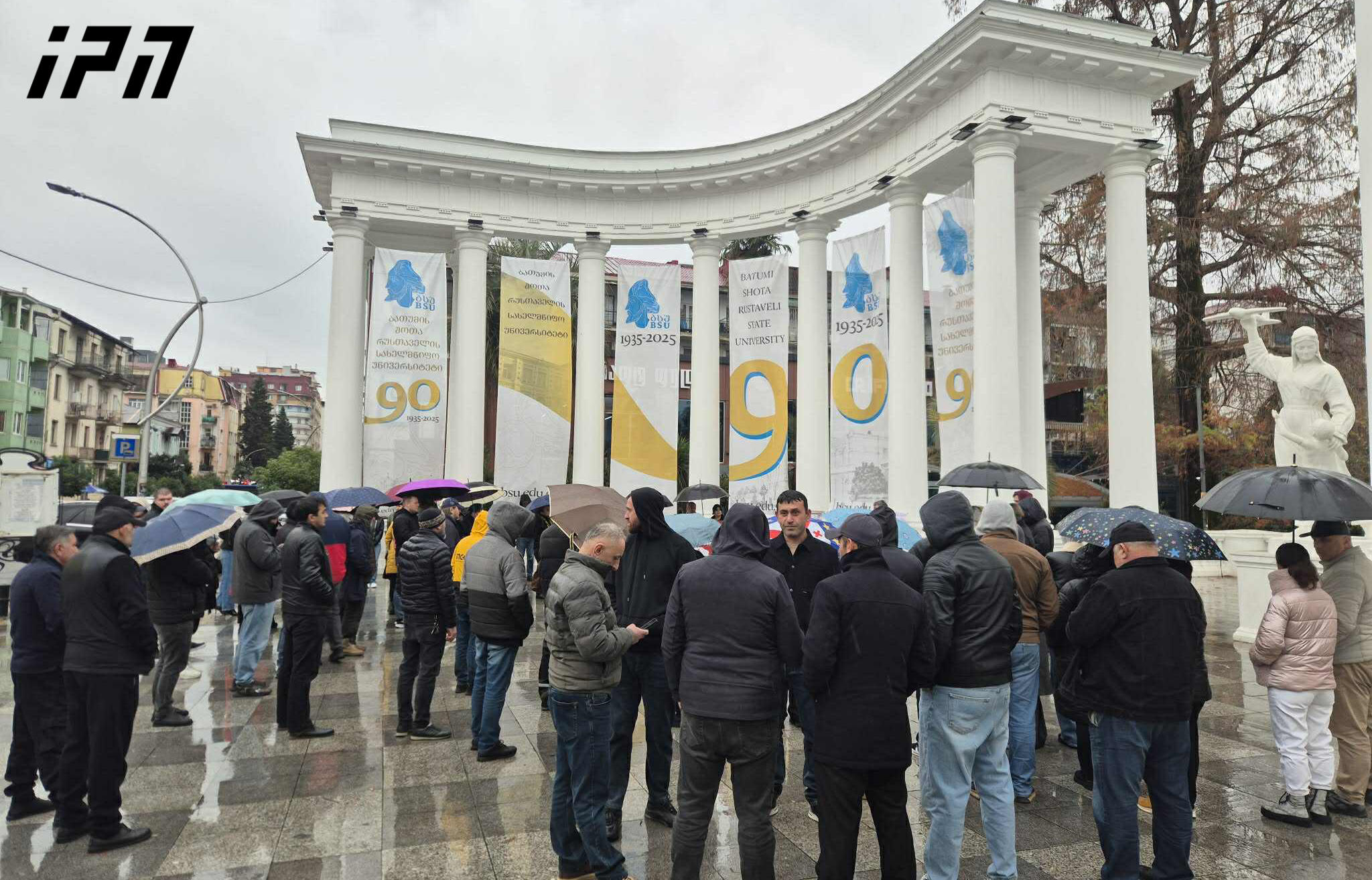 ბათუმში, ცენტრალურ პარკში, მოქალაქეები საპროტესტო აქციას მართავენ