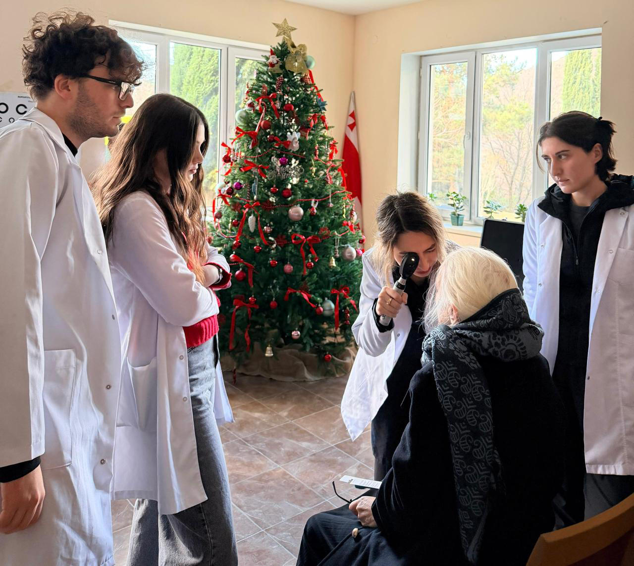 „ევროპის უნივერსიტეტის“ სტუდენტები და პროფესორები წმინდა გიორგი მთაწმინდელის დედათა მონასტერთან არსებულ სარეაბილიტაციო ცენტრში იმყოფებოდნენ